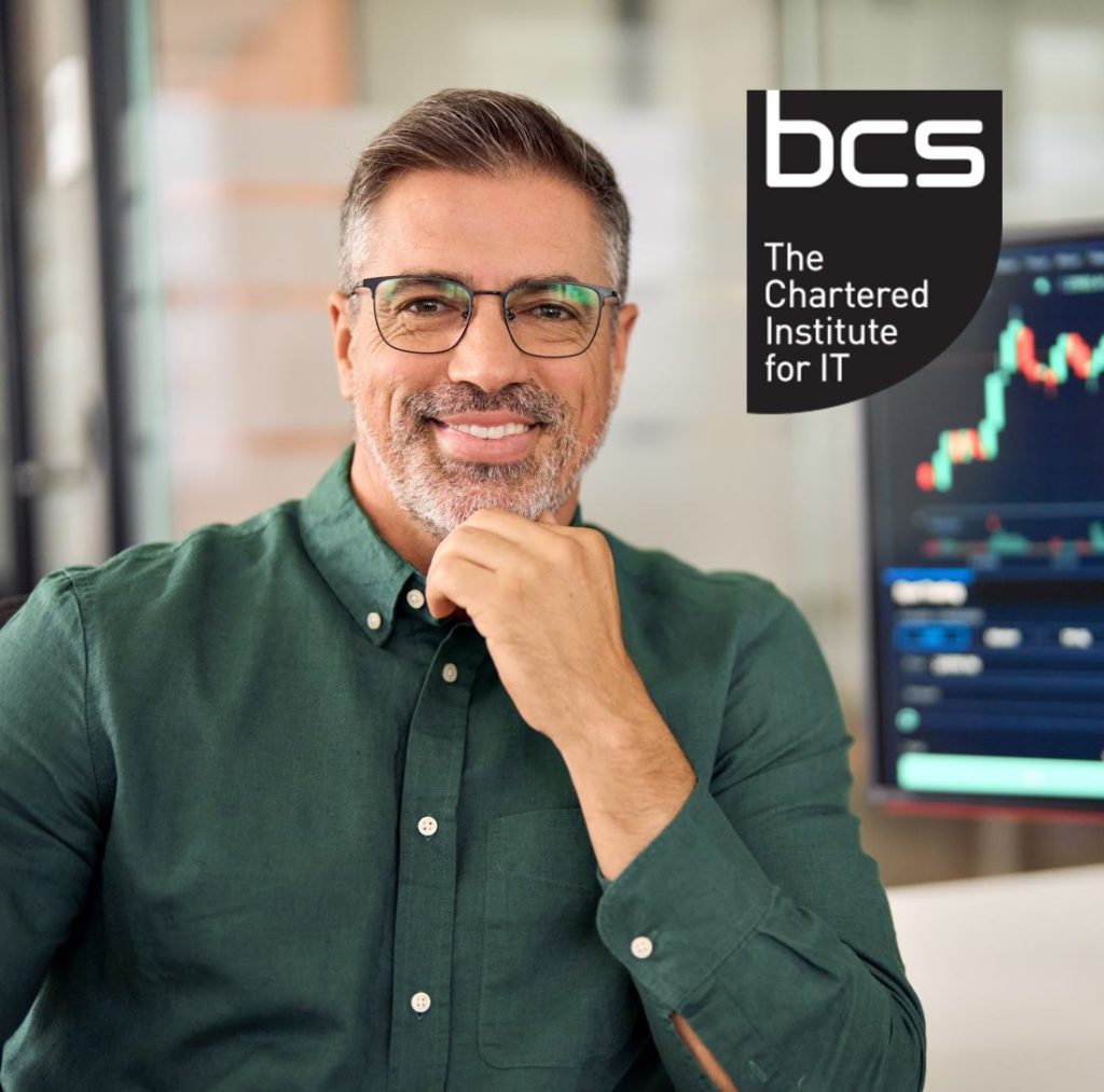 Selbstbewusste IT-Fachkraft repräsentiert BCS-Zertifizierungstraining vor digitalem Datendesign im Hintergrund