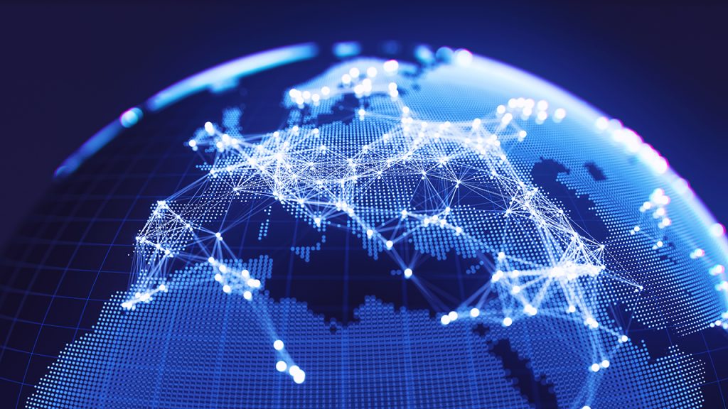 Eine digitale Illustration eines Globus, der Teile Europas, Afrikas und Asiens zeigt, mit leuchtenden, miteinander verbundenen Linien und Punkten, die globale Netzwerke und Datenverbindungen darstellen. Das Bild hat ein blaues, futuristisches Aussehen.
