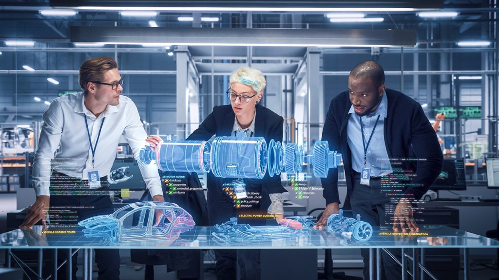 Drei Personen in einem Büro betrachten ein transparentes digitales Automodell, dessen holografische Motorteile und Daten auf einen Glastisch projiziert werden, was auf Teamarbeit im Bereich des Automobildesigns oder der Kfz-Technik hindeutet.