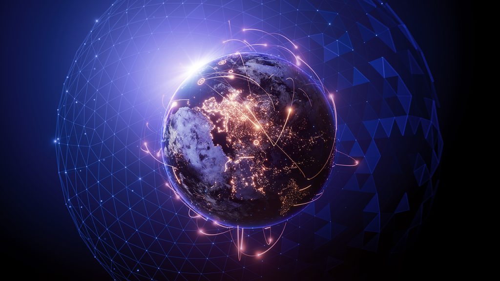 Eine digitale Darstellung der Erde zeigt leuchtende Verbindungen und Lichter, die sich über die Kontinente erstrecken, umgeben von einem blauen geometrischen Raster und einer hellen Lichtquelle im Hintergrund, die die globale Vernetzung und Technologie symbolisieren.